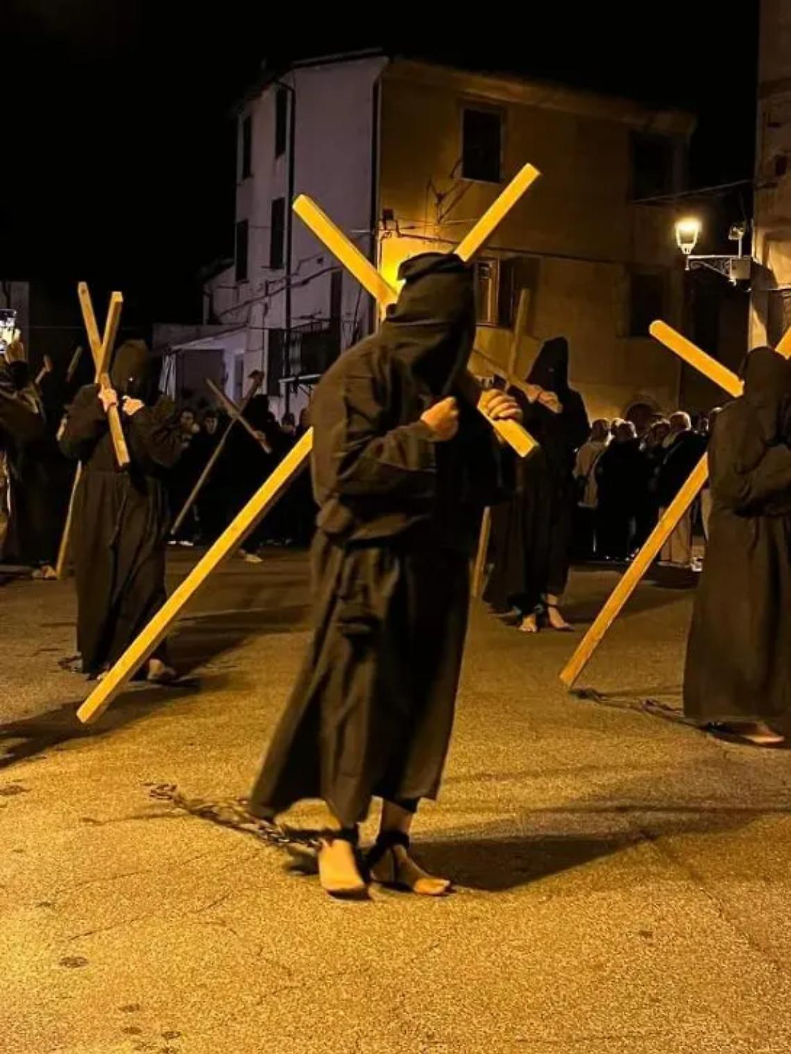 Cristo morto, quell&rsquo;emozione delle catene trascinate a piedi nudi