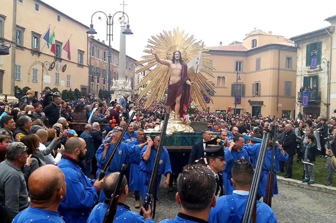 Pasqua, il Cristo risorto &ldquo;che corre&rdquo; torna a solcare le vie di Tarquinia