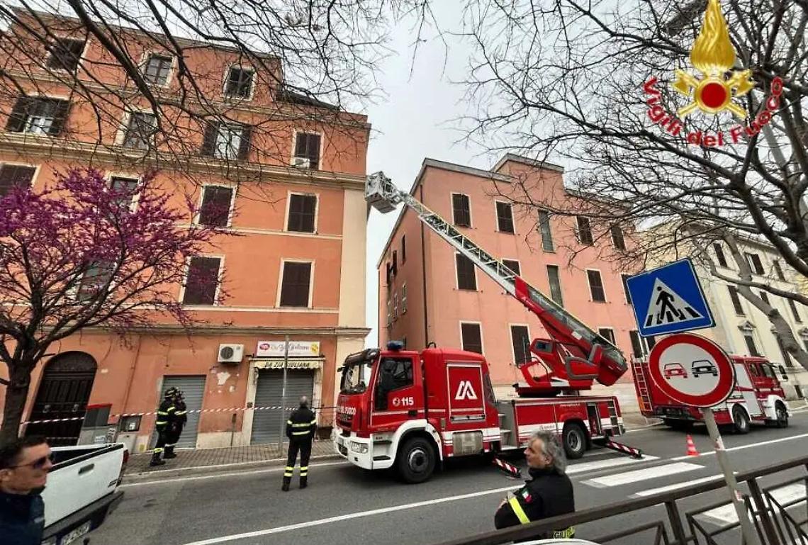 Donna resta con il braccio incastrato nel letto contenitore