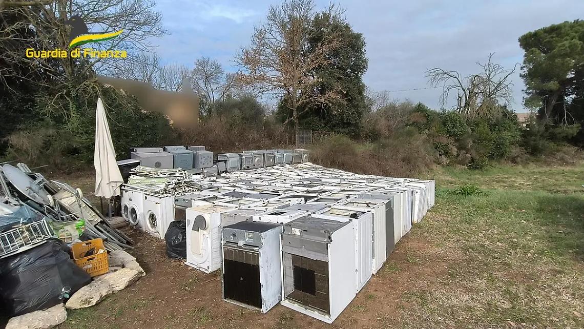 Civita Castellana: scoperto &ldquo;cimitero&rdquo; di elettrodomestici abbandonati