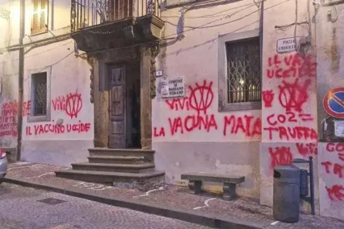 Bassano Romano: sorpreso a imbrattare il Comune con scritte no vax