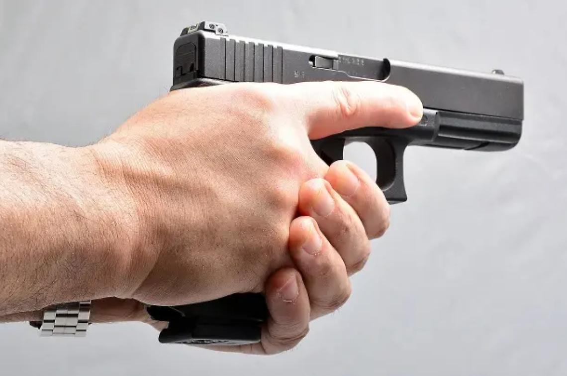 Semina il panico alla festa di compleanno con una pistola