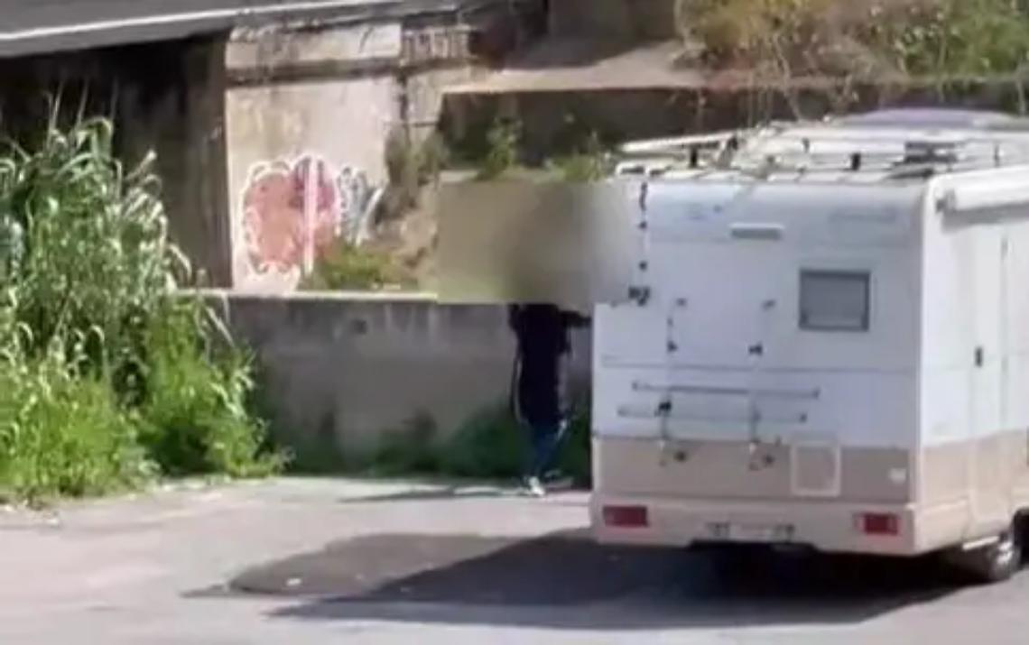 Getta rifiuti nel fosso: incivile filmato &ndash; IL VIDEO