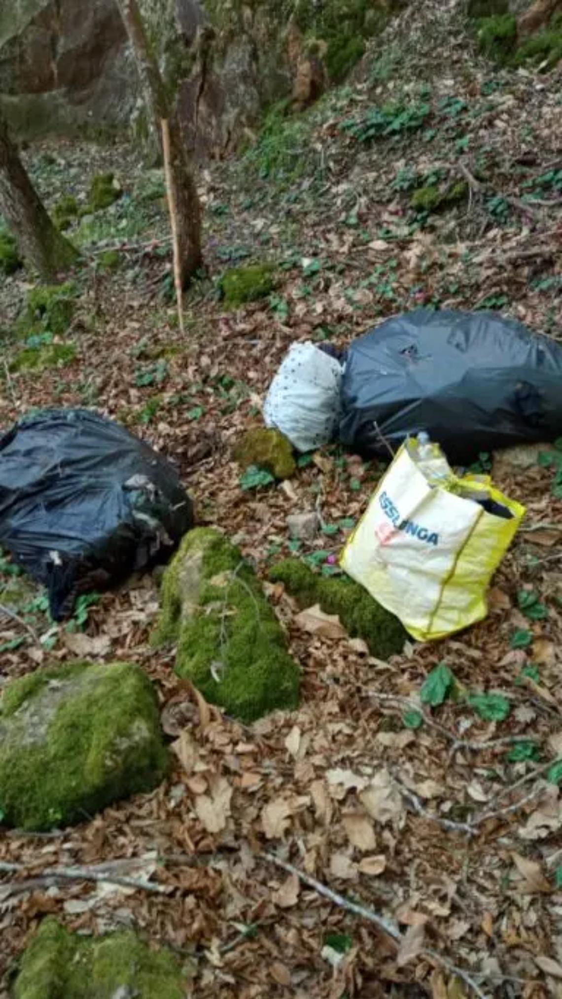 Rifiuti abbandonati nell&rsquo;area della Cava della Concia