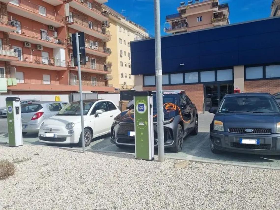 Soste selvagge alle colonnine per le vetture elettriche