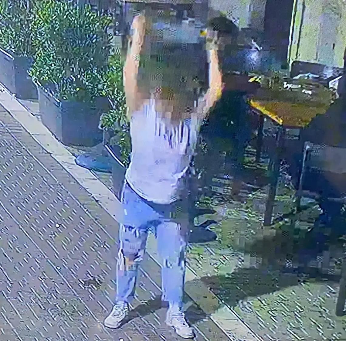 Spacca una sedia al Pirgo: ripreso dalle telecamere