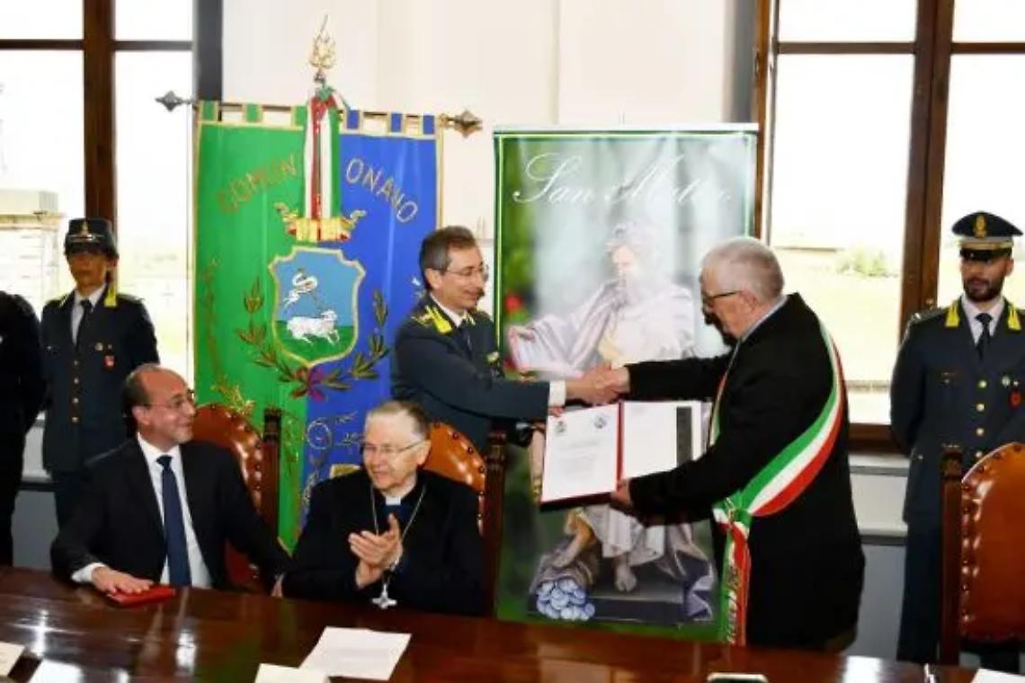 Consegnata la Bolla papale