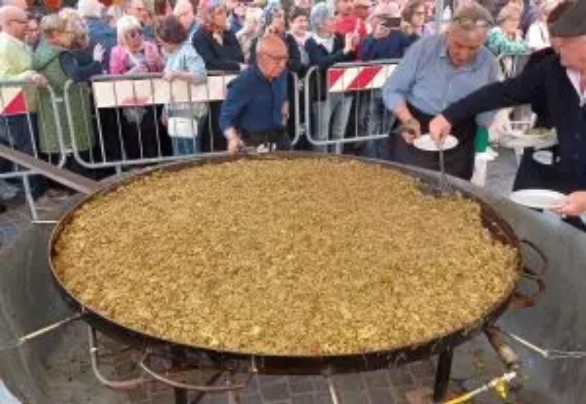 Oltre 1500 uova e 100 chili di asparagi per la frittata pi&ugrave; grande del mondo