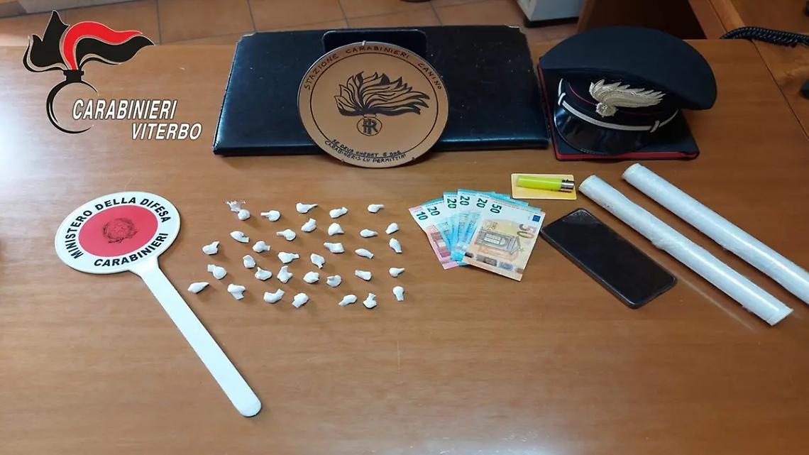 Sfondano la porta di casa di un pusher e trovano 33 dosi di cocaina e soldi