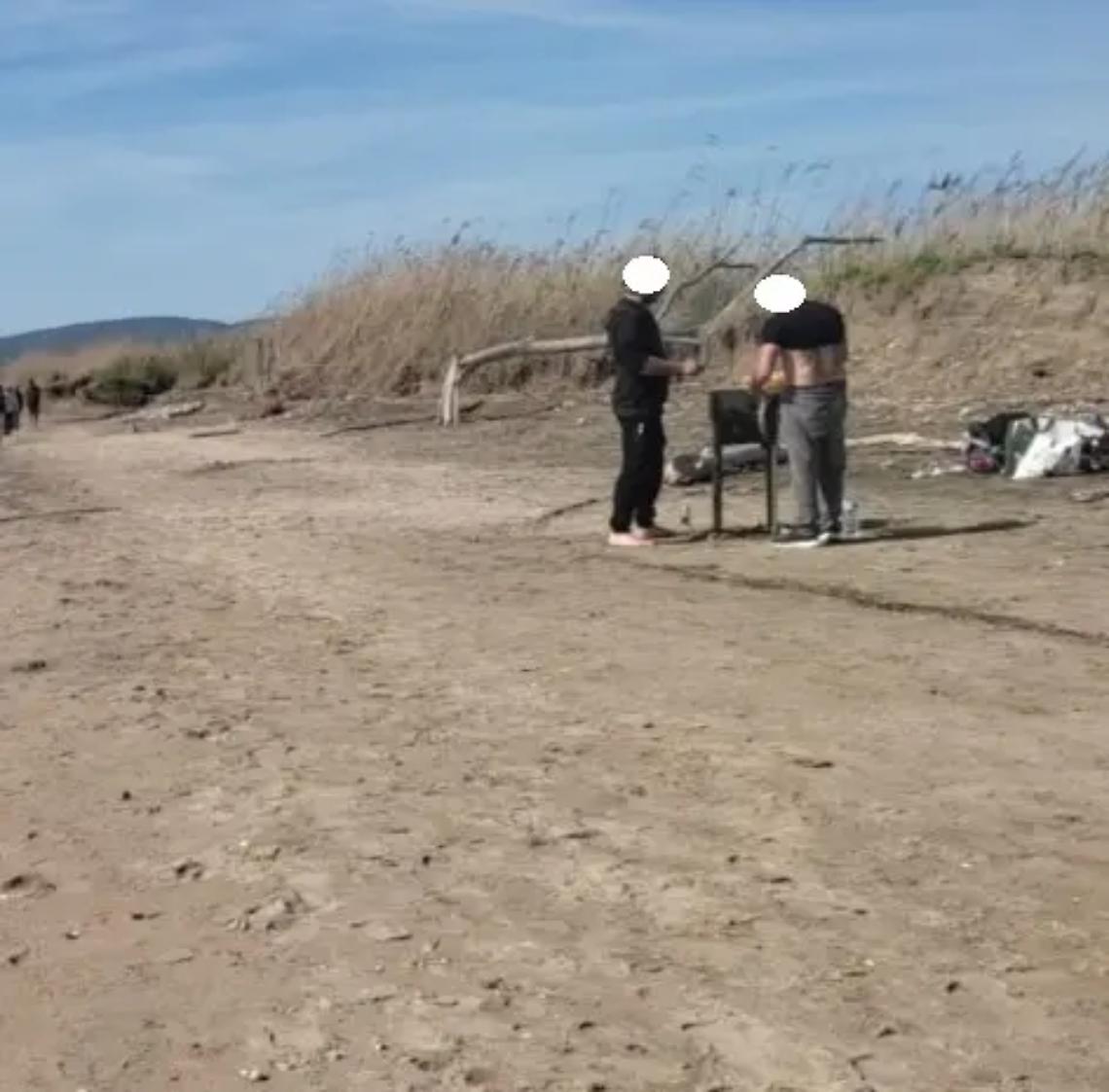 A Torre Flavia tra barbecue e cani in spiaggia: &egrave; polemica