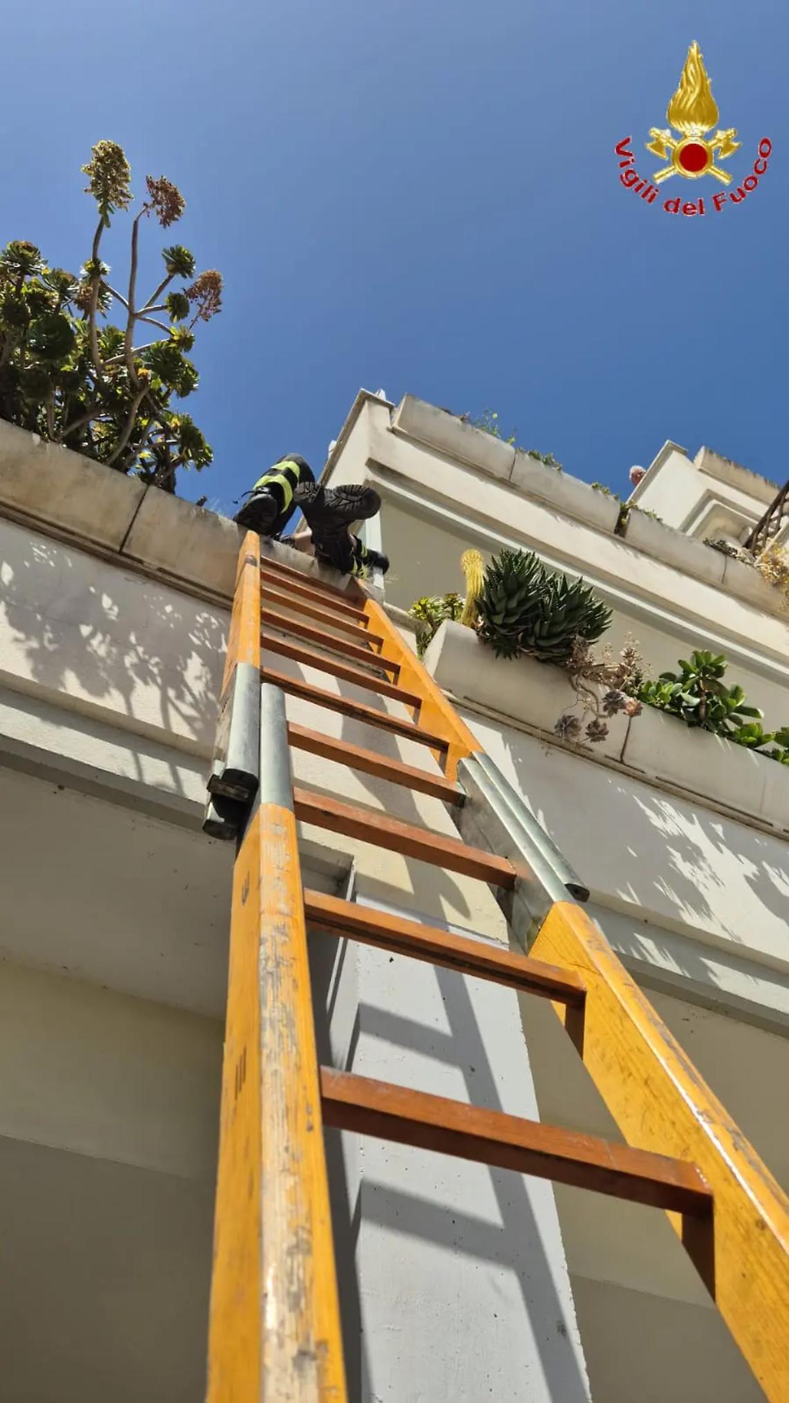 Anziani cadono in casa: soccorsi dai Vigili del fuoco