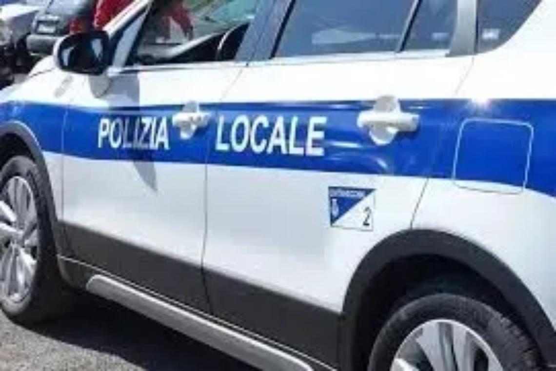Danneggia le auto in sosta: bloccato dalla Polizia locale