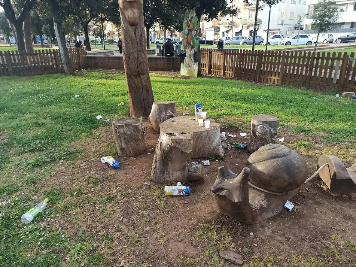 Panchine rotte e rifiuti nei giardini delle sculture