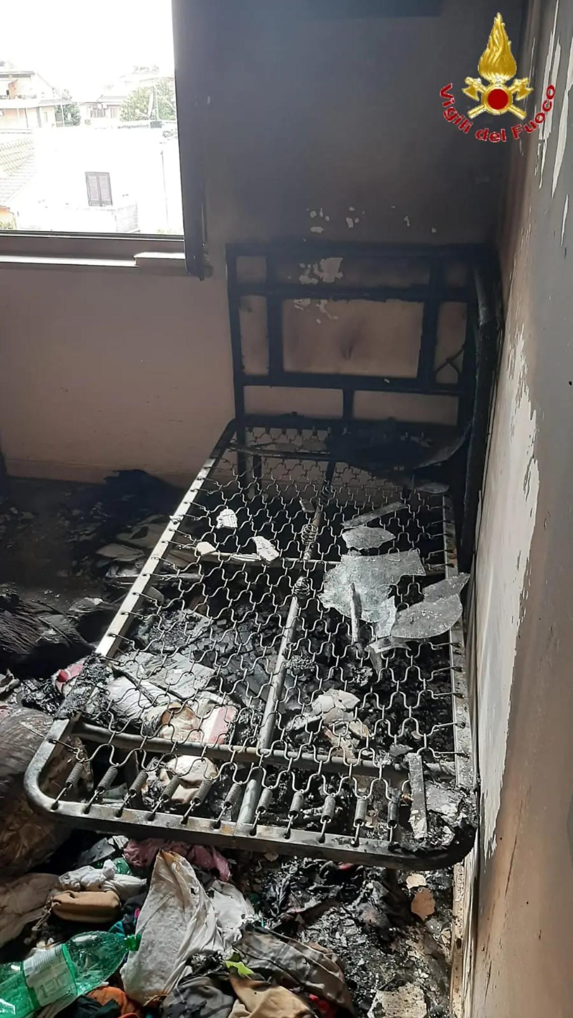 A fuoco la camera da letto, 80enne salvata dai vigili del fuoco