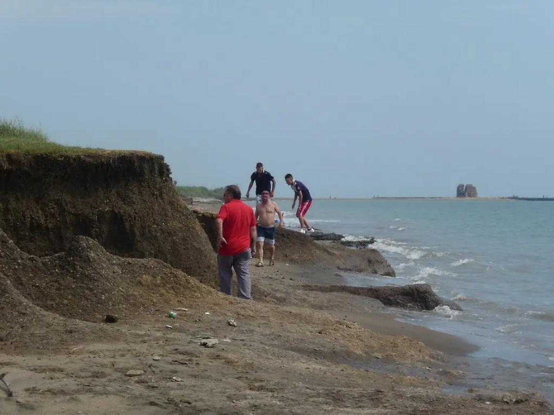 Spiagge colme di turisti, ma i servizi non ci sono
