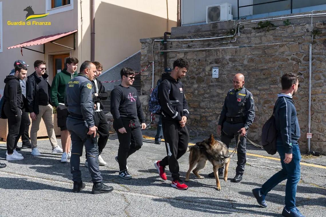 Gli alunni del Nautico in visita al Roan