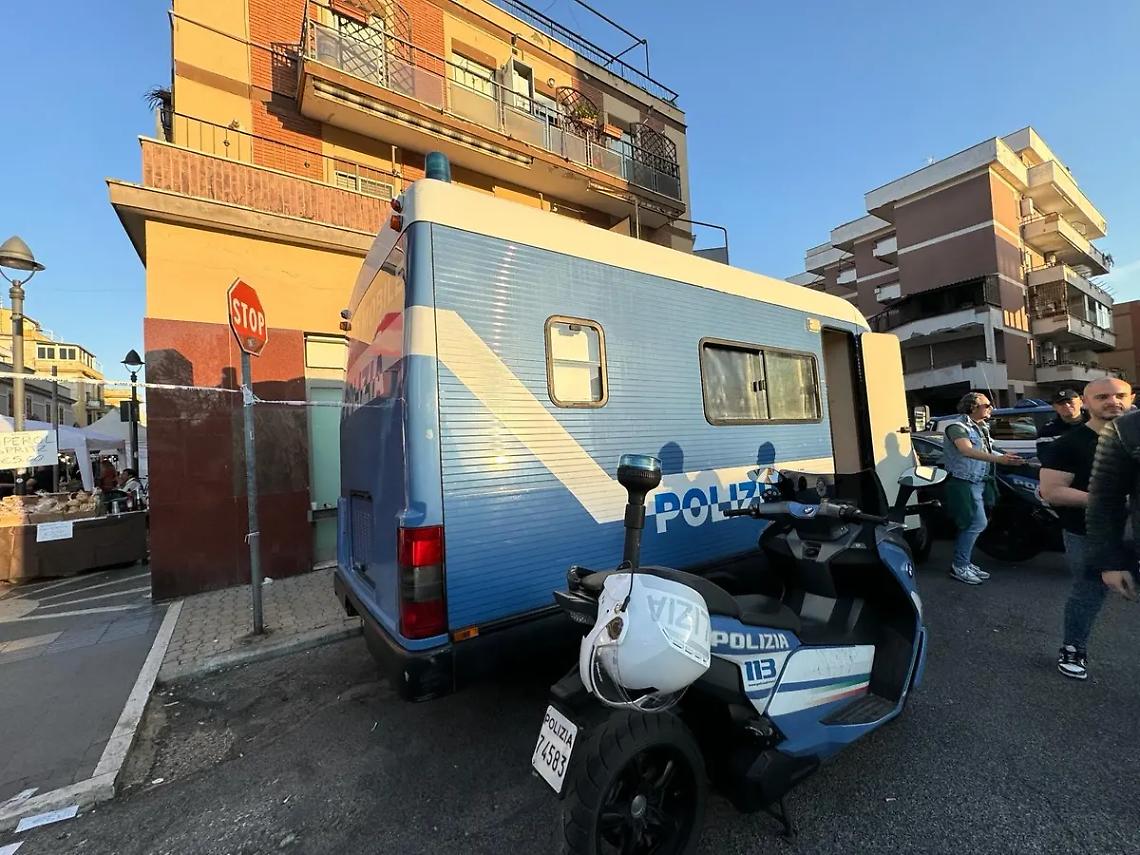Si scaglia contro l'ufficio mobile della Polizia di Stato: arrestato