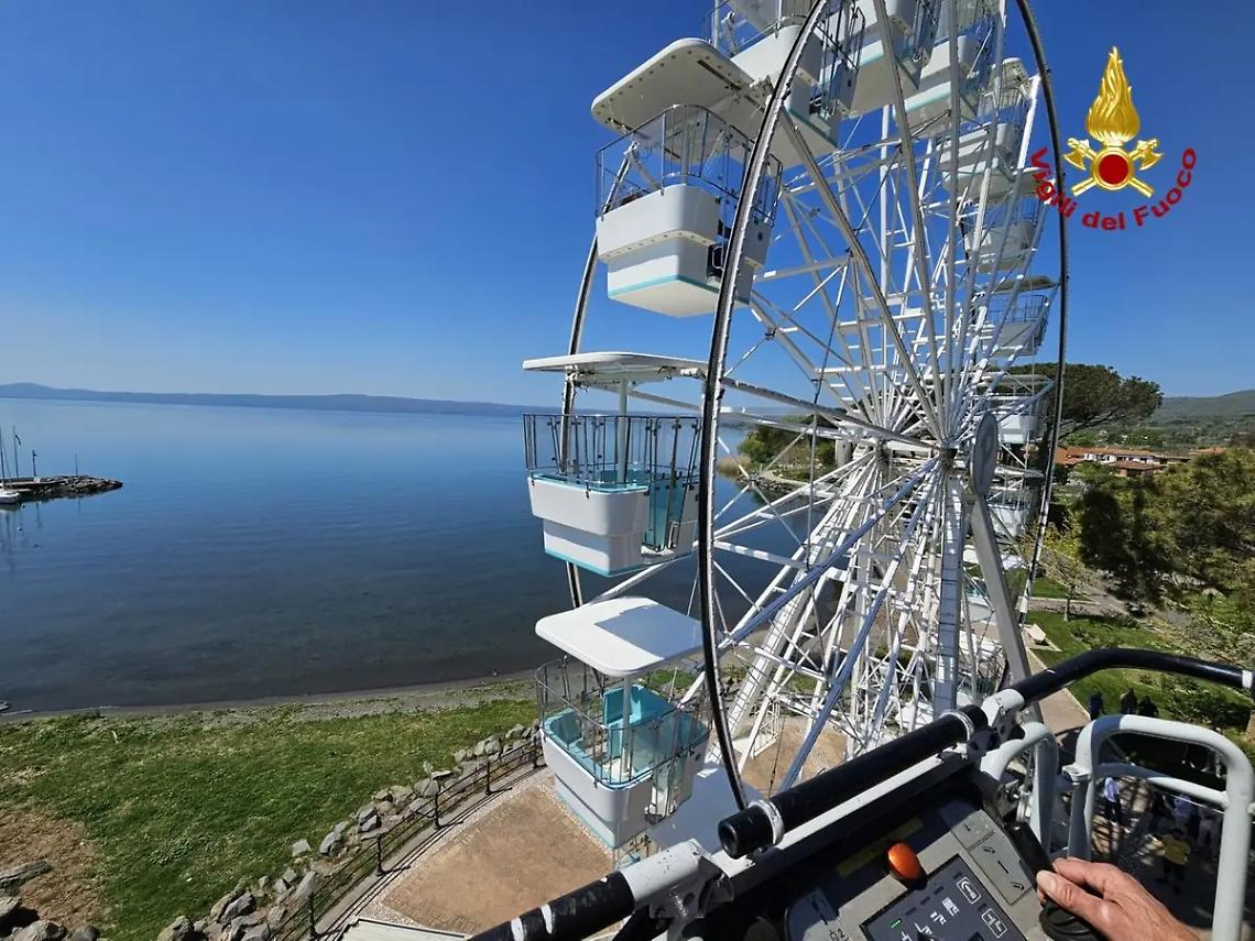 Una famiglia di turisti bloccata sulla ruota panoramica di Bolsena