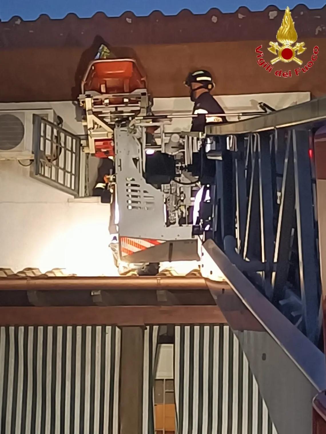 Donna colta da malore in casa, intervento dei vigili del fuoco con l&rsquo;autoscala