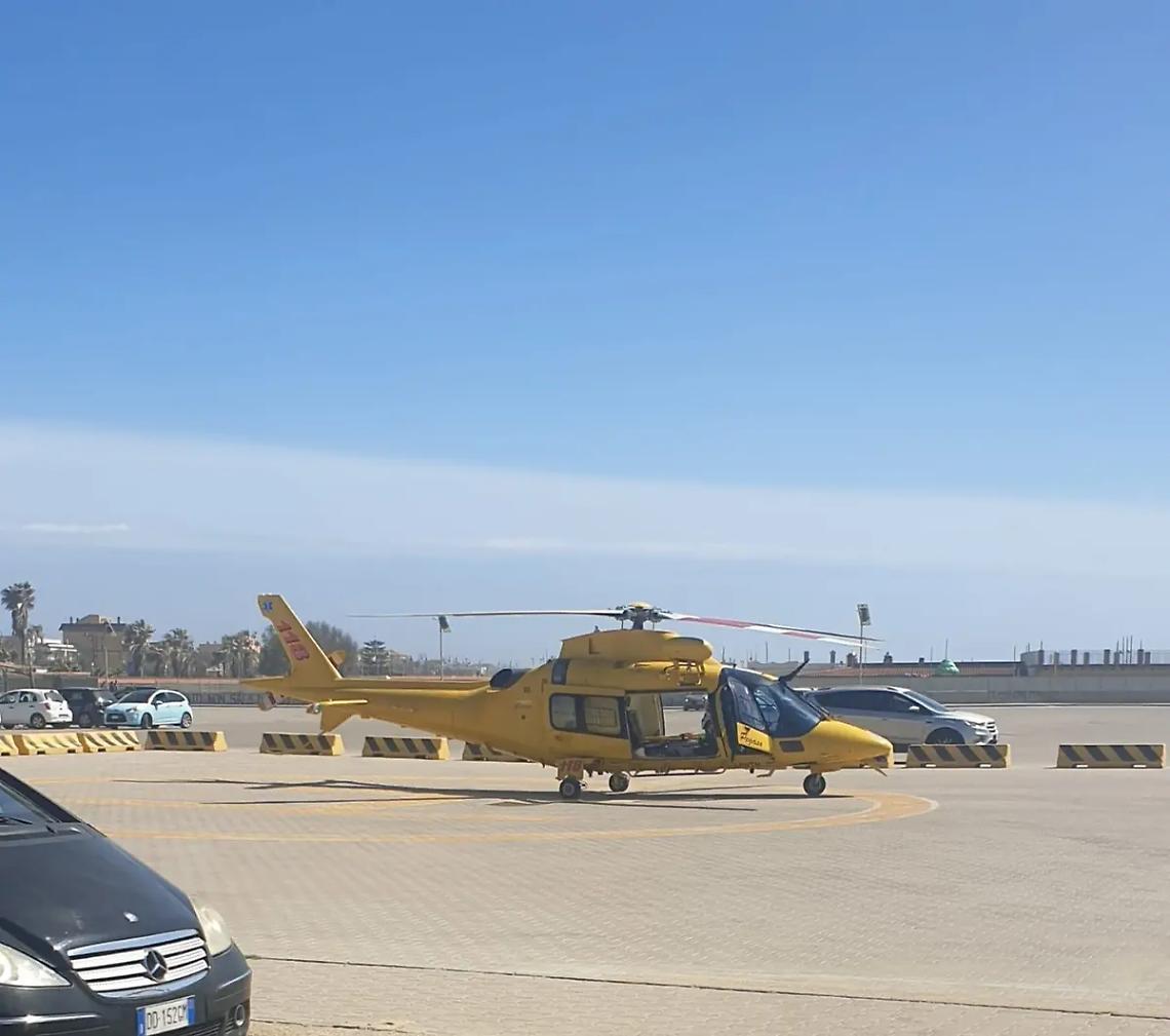 Grave incidente in via Monte Cadria: scontro auto-moto, atterra l&rsquo;eliambulanza