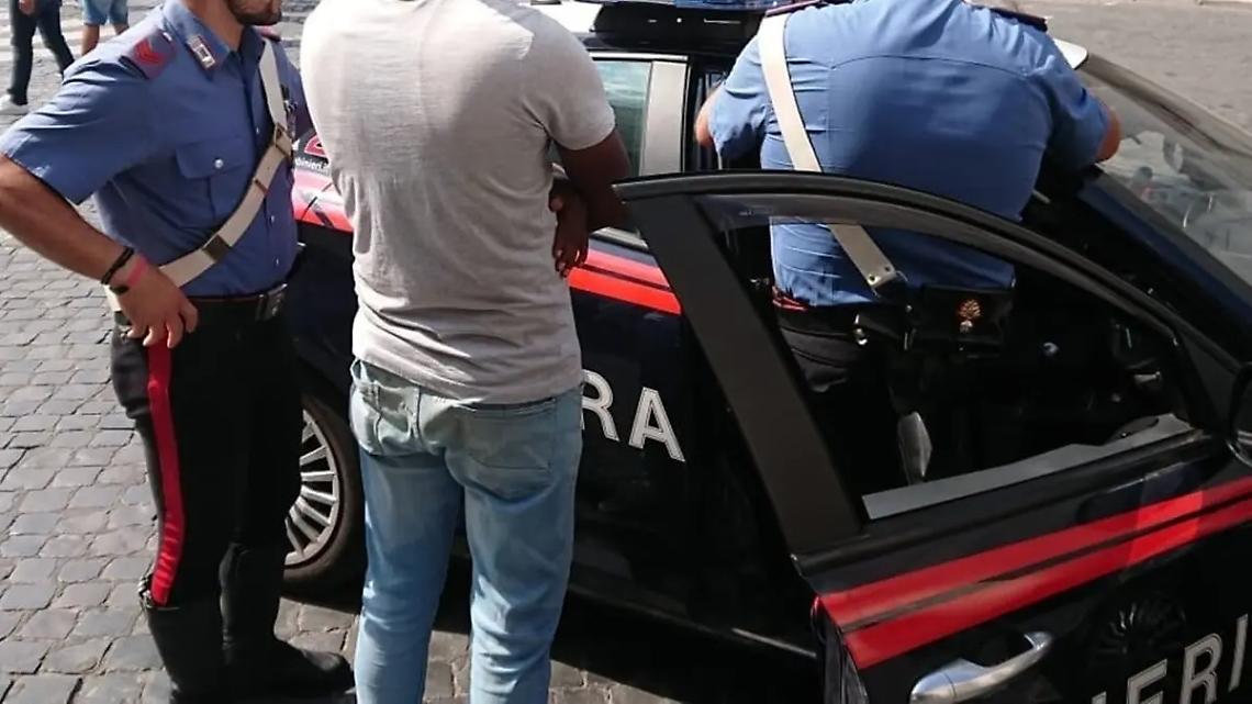 Spacciava mentre era agli arresti domiciliari: arrestato 25enne