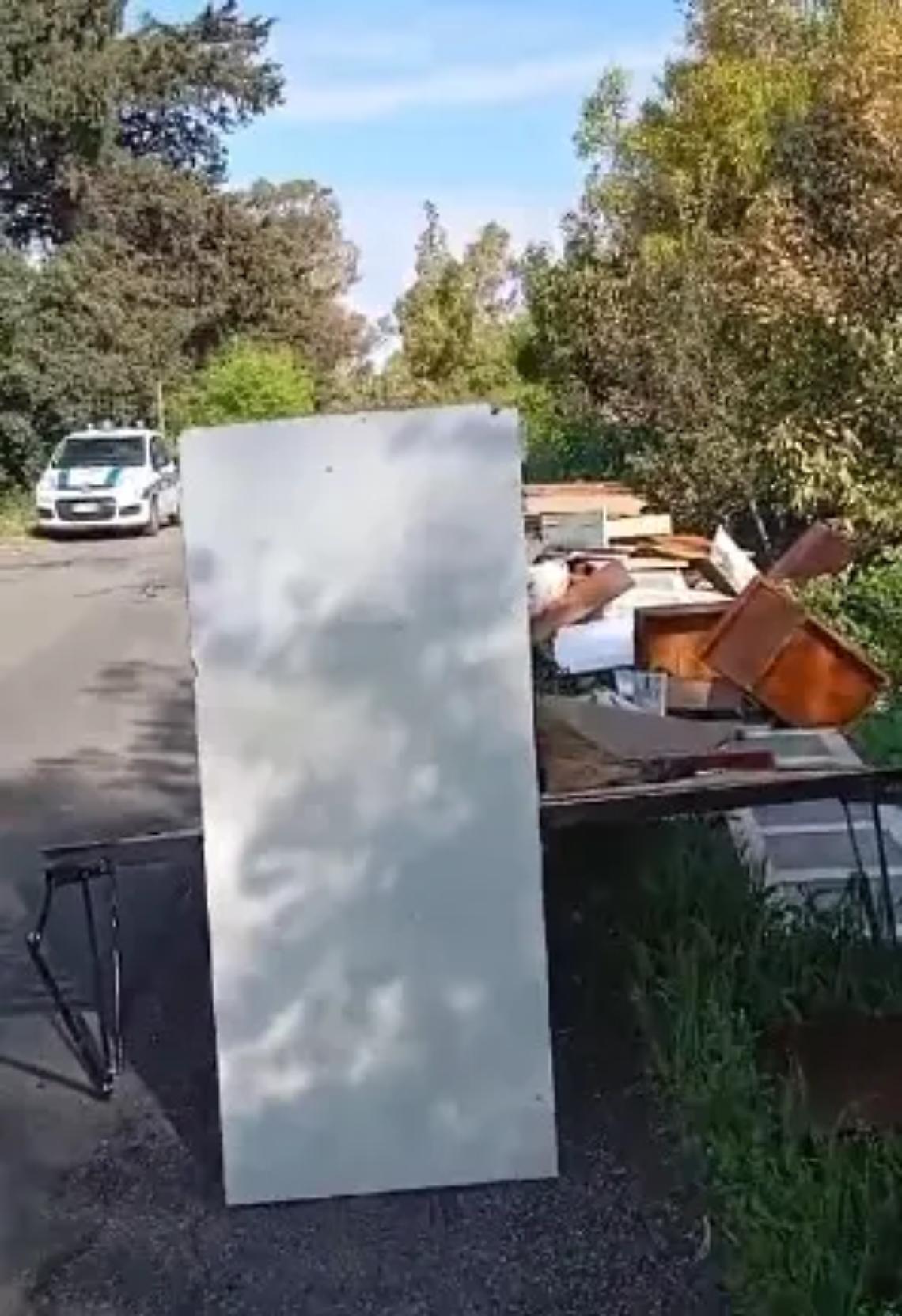 Mobili abbandonati in via di Ceri, Gubetti: &laquo;Immagine vergognosa&raquo; &ndash; IL VIDEO