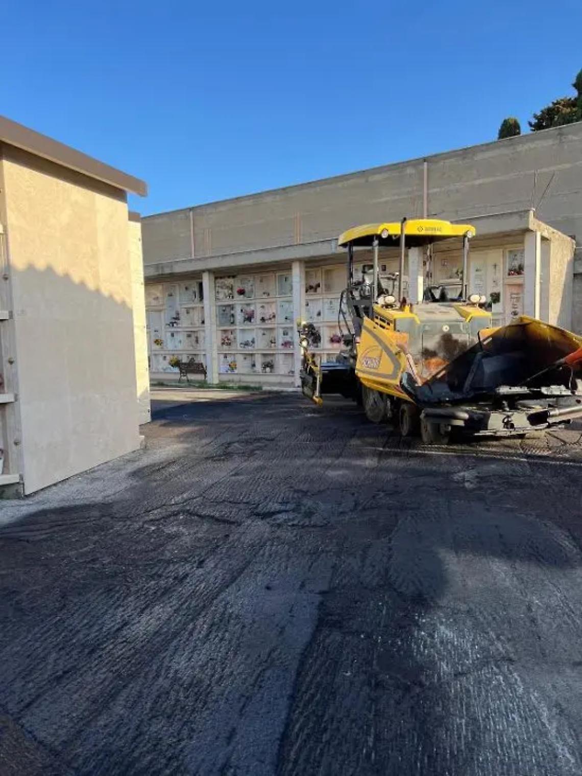 Cimitero, iniziati i lavori di asfaltatura e sistemazione dei viali interni