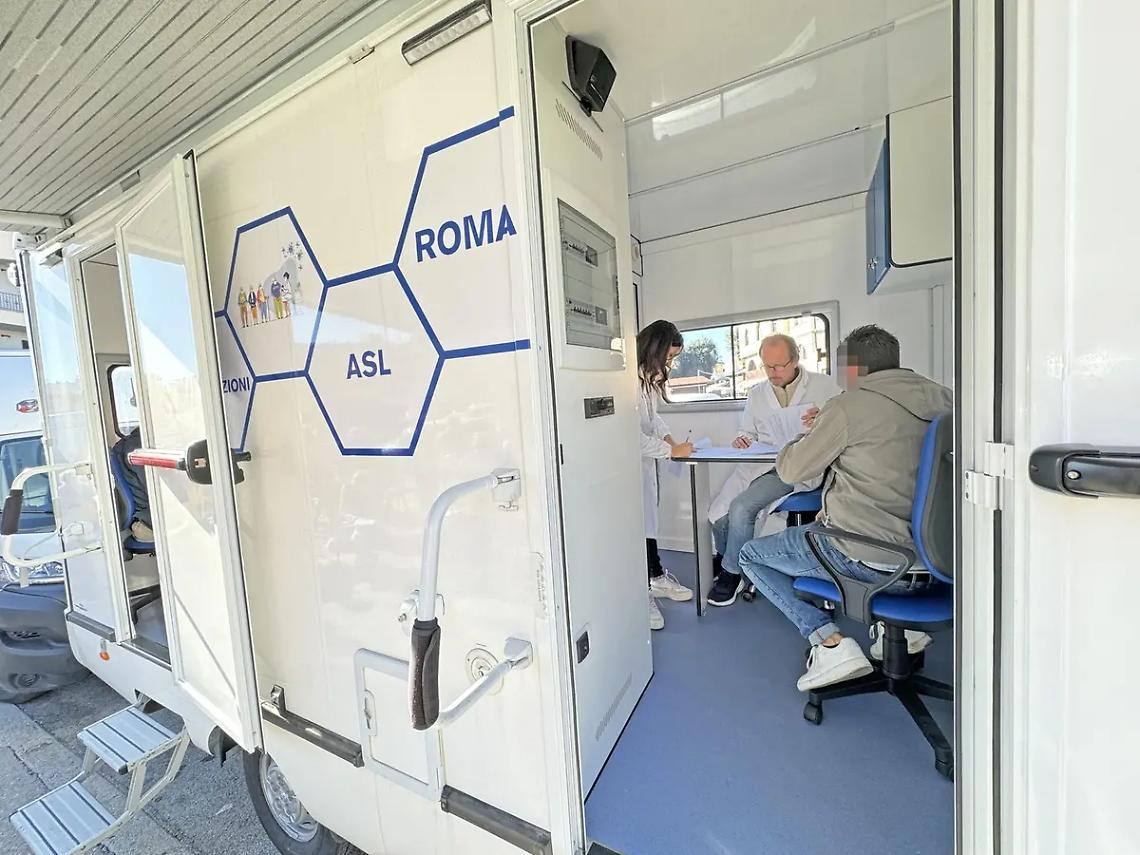 Vaccini, screening e oculista: la Asl scende in piazza