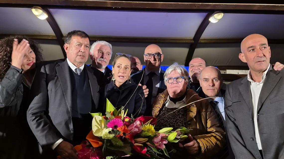 Centinaia di persone a Tarquinia per salutare Arianna Meloni