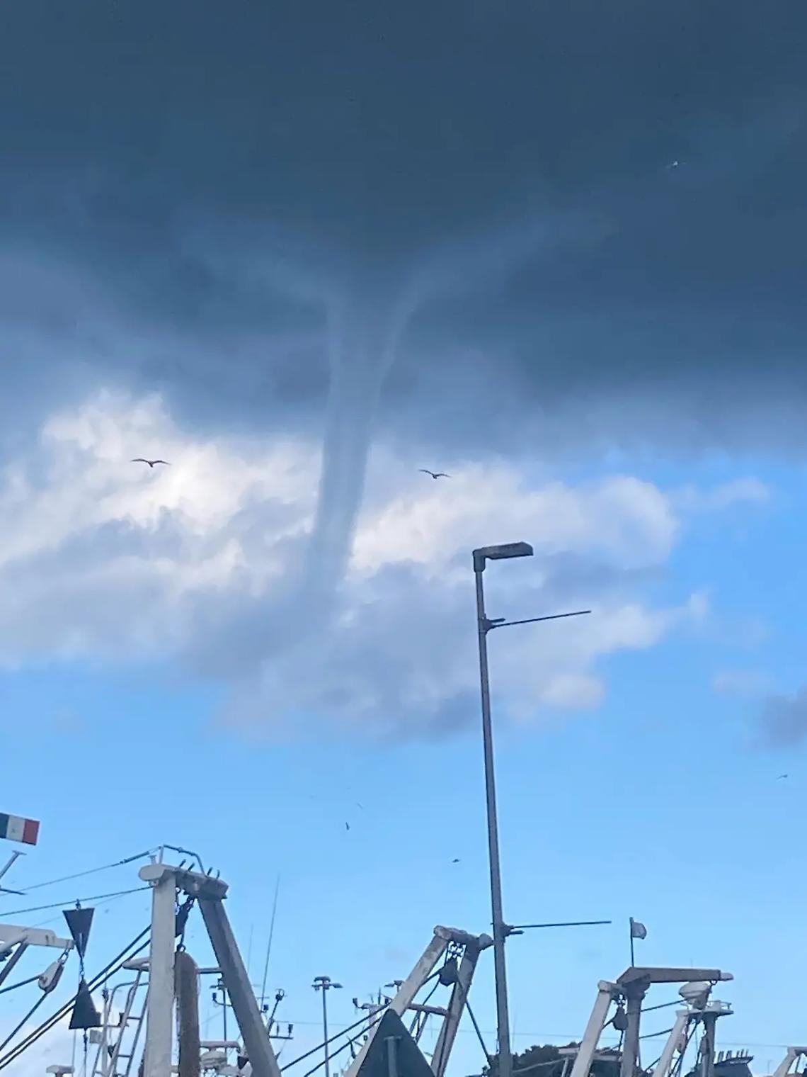 Spettacolare tromba marina a Civitavecchia