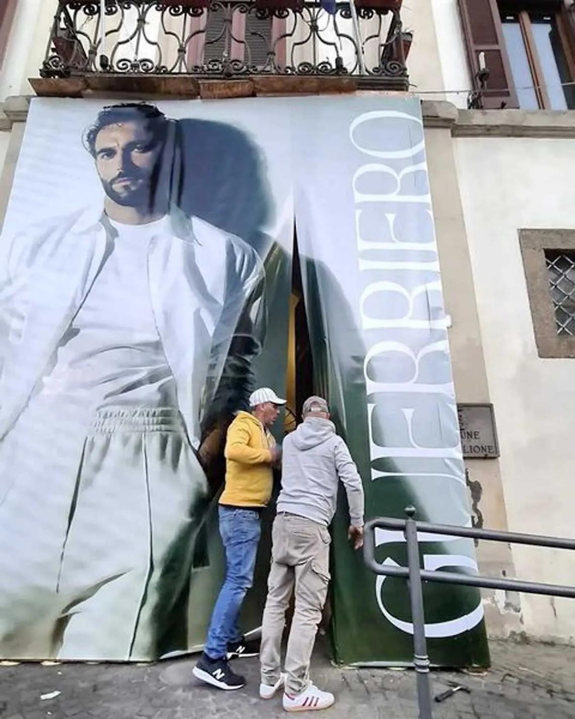 Nuova gigantografia di Marco Mengoni davanti al Comune