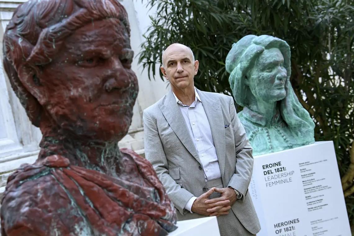 Venezia, il viaggio di George Petrides nella cultura greca con le &lsquo;Teste Elleniche&rsquo; &ndash; VIDEO