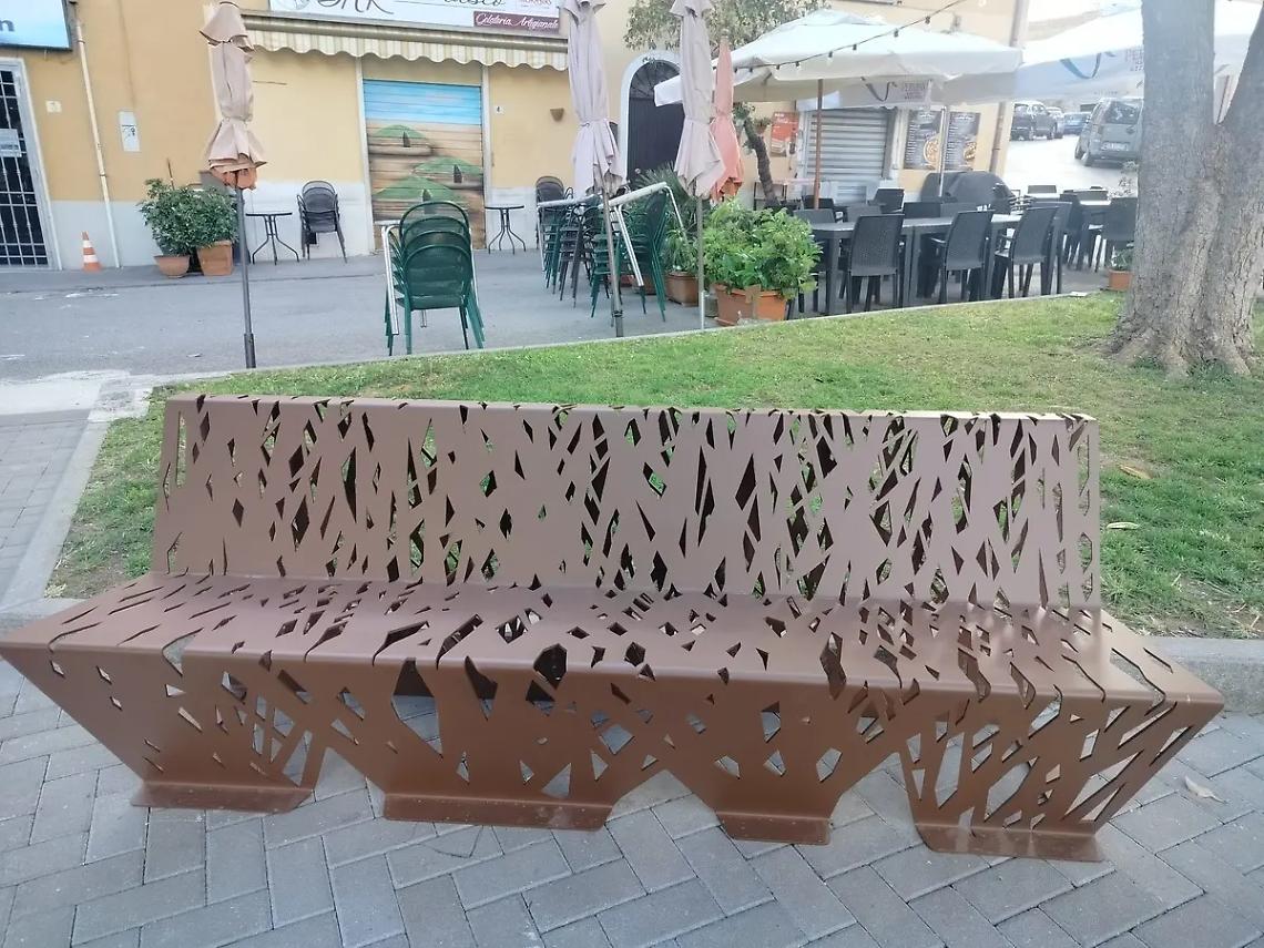 Nuovi arredi nel centro storico: avviati i primi interventi