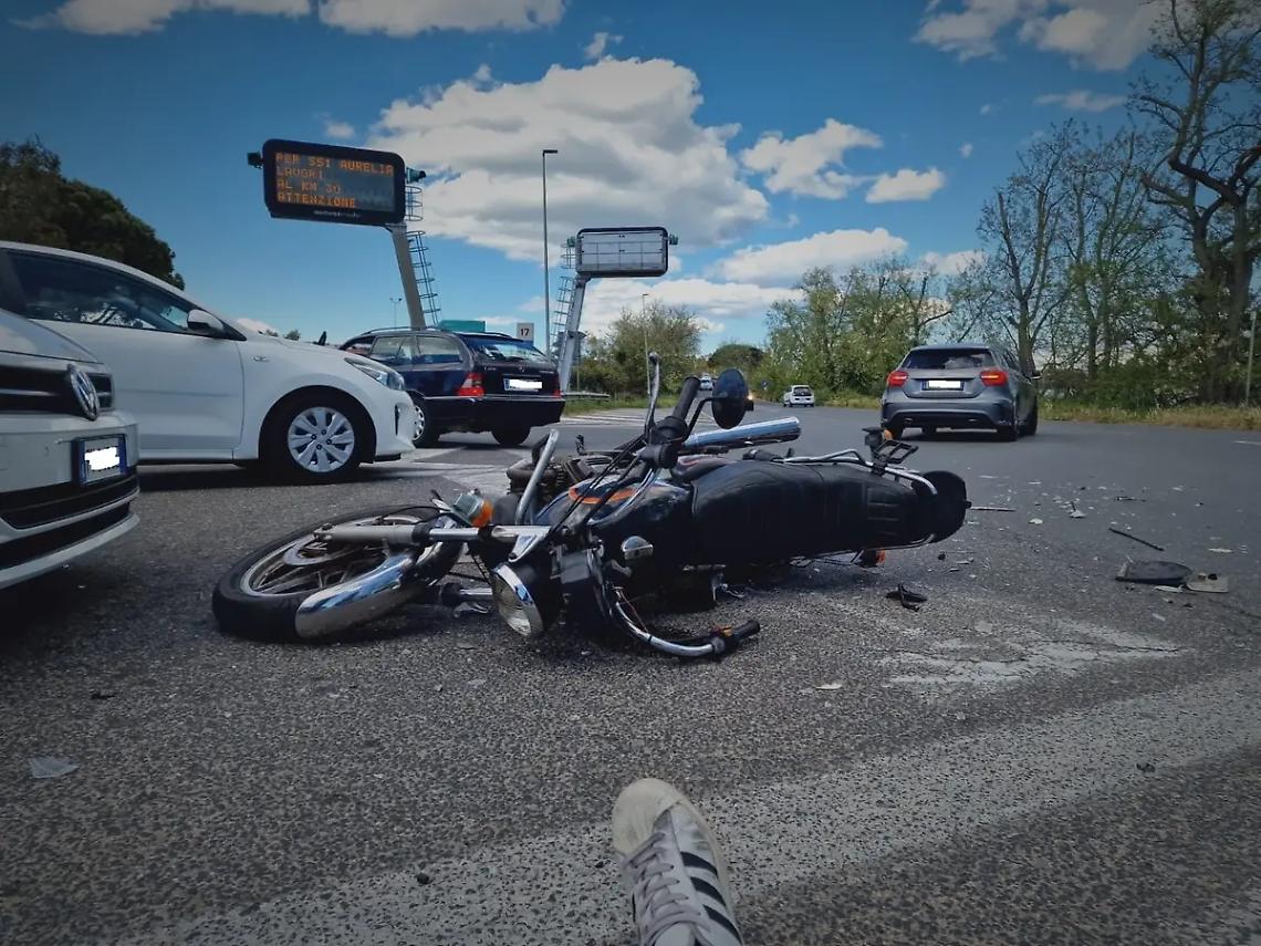 Auto contro moto: un incidente al giorno