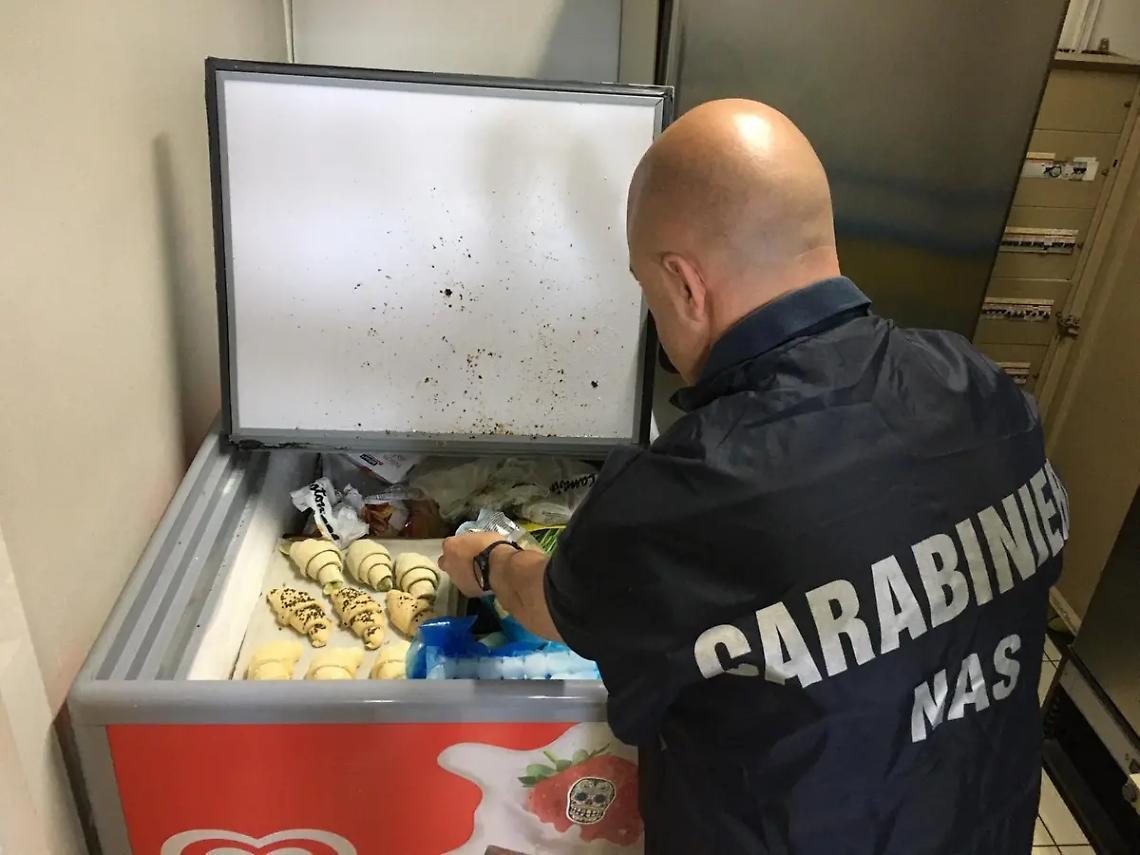 Carne e pesce conservati male e sporcizia, chiusi 3 ristoranti nella Tuscia