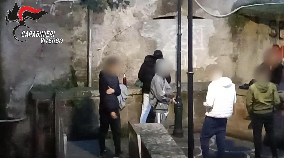 Droga ordinata sui social: tre ragazzi ai domiciliari con il braccialetto elettronico