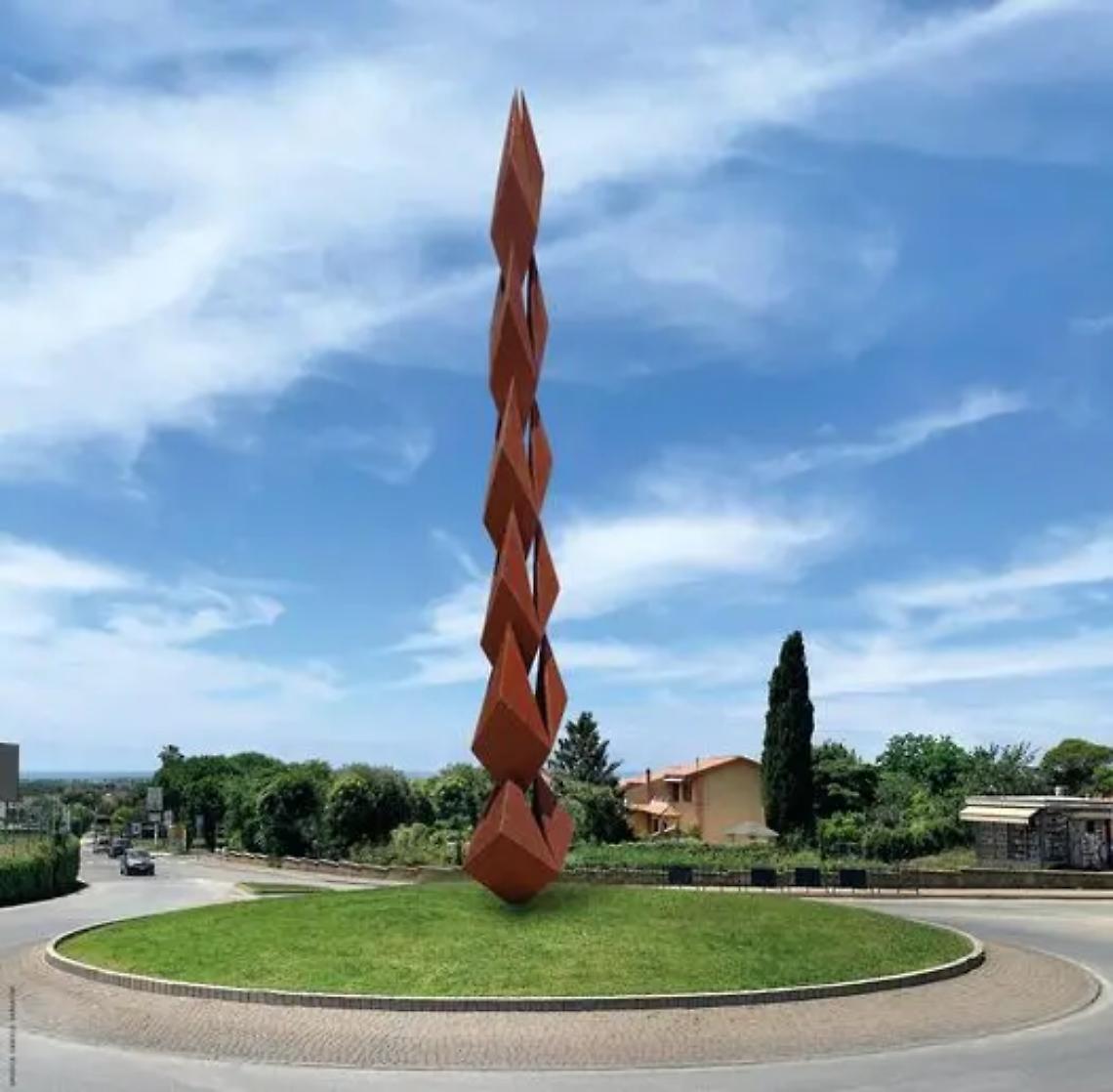 Poliedraspiga: una scultura di Claudio Capotondi all'ingresso di Tarquinia