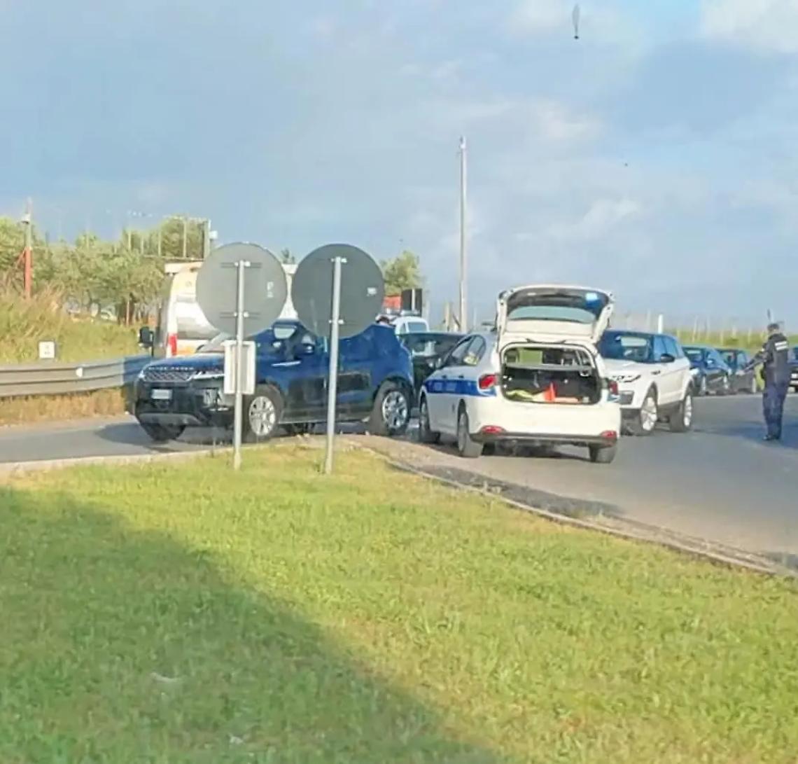Sbanda e finisce contro il guardrail: donna 55enne trasportata in ospedale