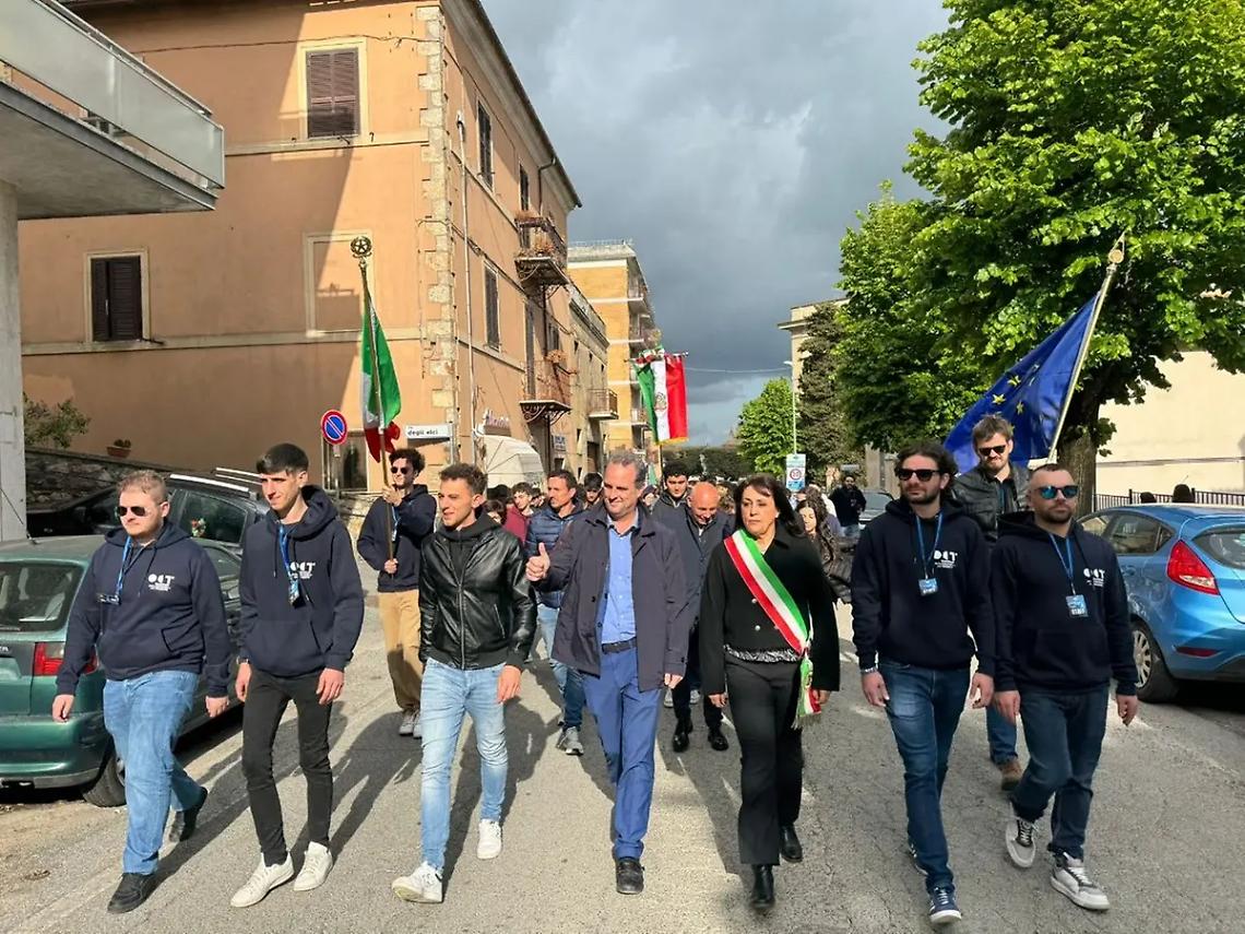 Parata di giovani e banda Verdi per la finale delle Olimpiadi