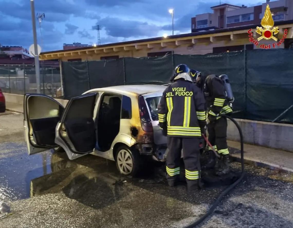 Escalation di auto in fiamme