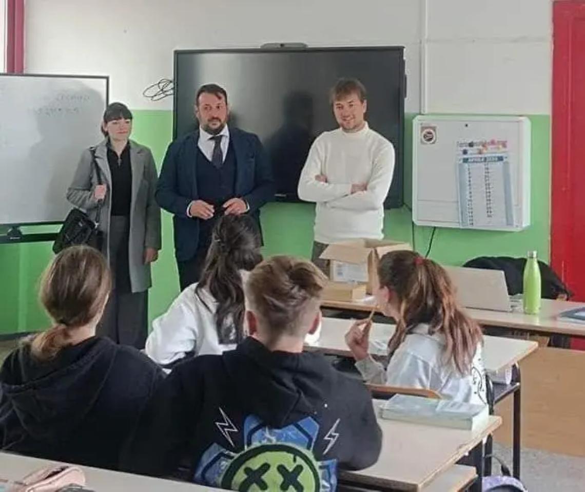 &laquo;Non &egrave; giusto scoraggiare i nostri giovani con i soliti slogan che sanno solo di opportunit&agrave;&raquo;