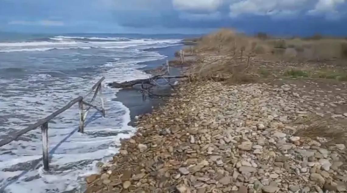 Spiaggia nella morsa dell&rsquo;erosione