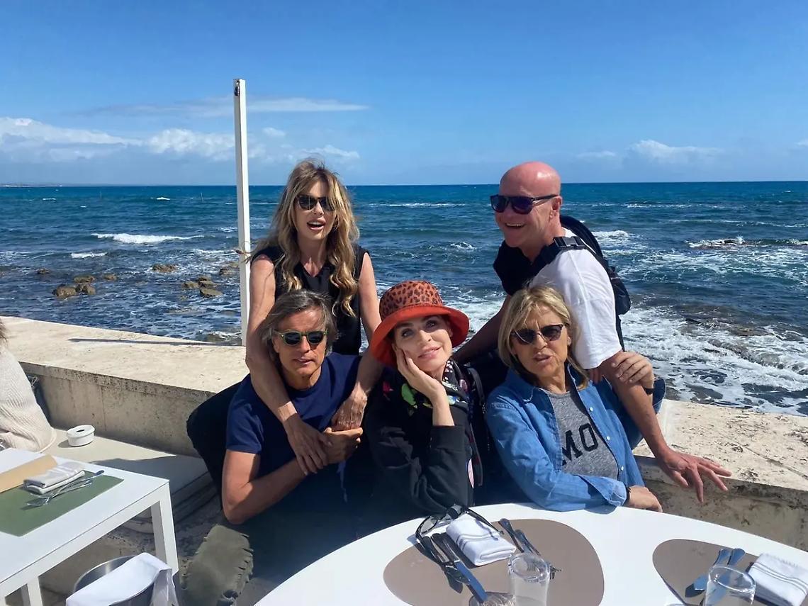 Vip a Santa Marinella: per Alba Parietti e il compagno Fabio Adami relax in riva al mare