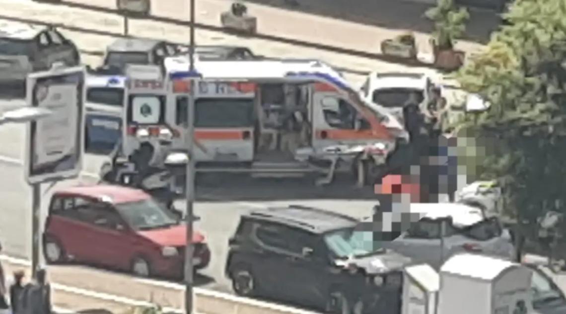 Investito mentre attraversava la strada: in codice rosso