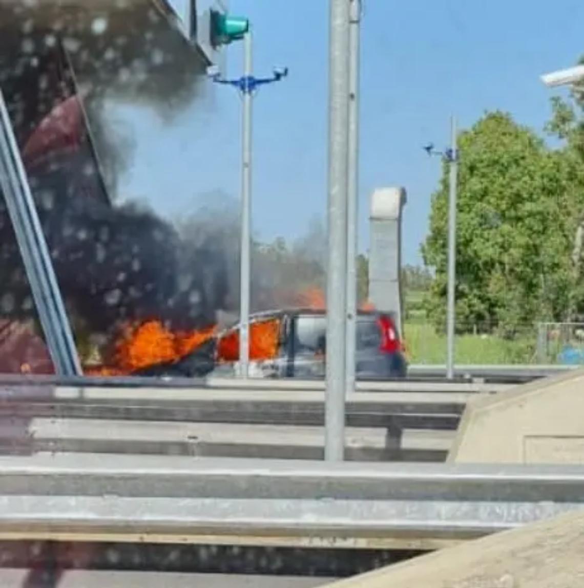 Auto in fiamme sulla A12