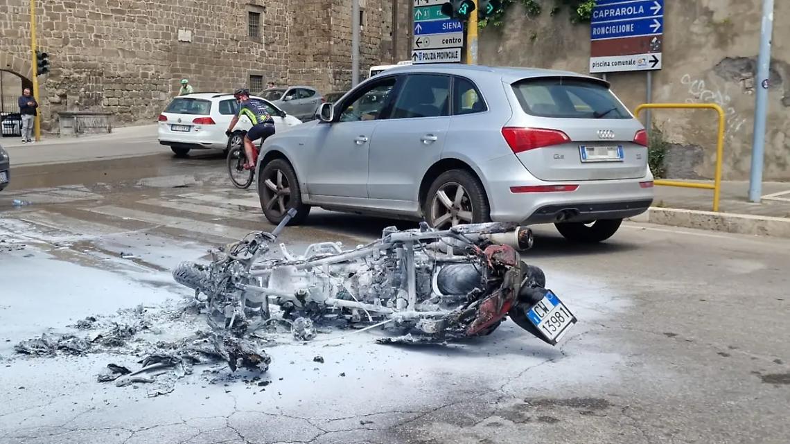 Viterbo, ciclomotore a fuoco in via Tedeschi
