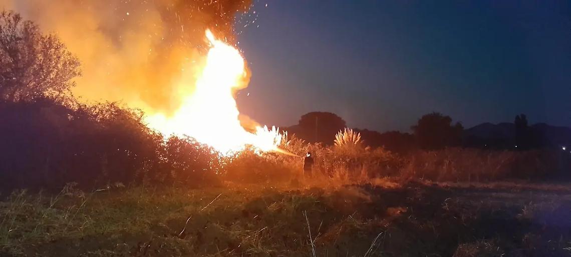 Via Porazzeta va a fuoco: altro incendio in pochi giorni