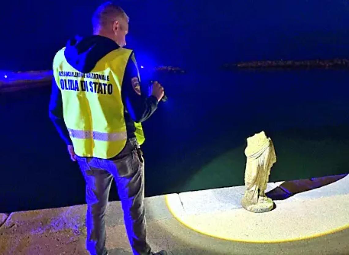 Statua ritrovata alla Marina, si tratta di un manufatto moderno