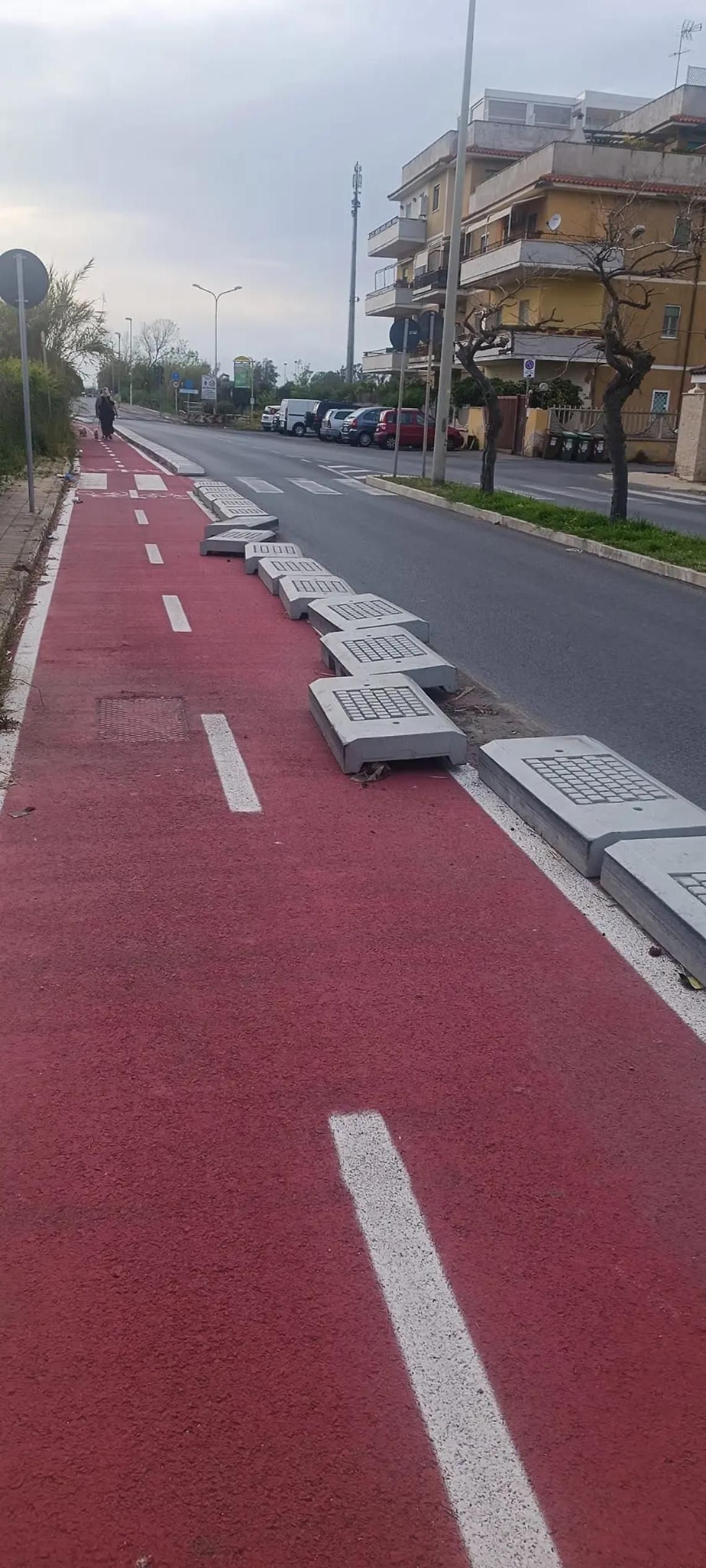 Ciclabile danneggiata, sospetti su un tir