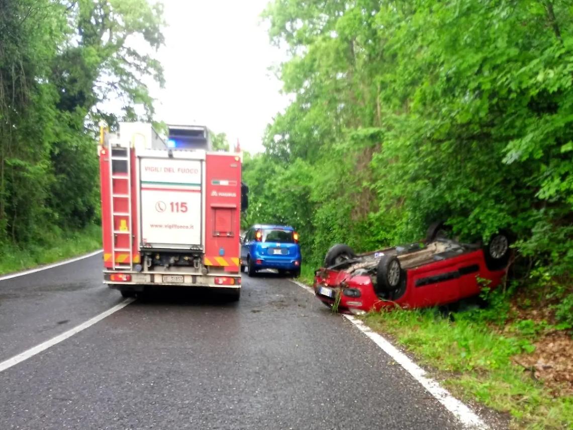 Viterbo: finisce fuori strada con l&rsquo;auto e si ribalta, ferita una ragazza